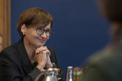Die Ministerin und Bundestagsabgeordnete kündigte einen Referentenentwurf zur Novelle des Wissenschaftszeitvertragsgesetz für Anfang 2023 an. Ziel sei es, Mindeststandards bei wissenschaftlichen Karrierewegen zu setzen.