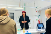„Sie unterrichten die Forscherinnen und Forscher von morgen.“ Astrid-Sabine Busse tauscht sich mit Lehramtsstudentinnen aus, die sich darauf vorbereiten, Schülerinnen und Schüler beim Experimentieren zu unterstützen. Ein Gewinn für alle Seiten.