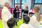 Auf dem Campus in Dahlem konnte die Bildungssenatorin nicht nur Schülerlabore besuchen – sie hatte auch die Möglichkeit, TuWaS! näher kennenzulernen.