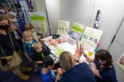 Blutabnahme am Tiermodell: Ein Test für künftige Ärztinnen und Ärzte der Veterinärmedizin bei der Langen Nacht.