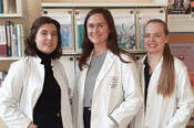 Die Pharmaziestudentinnen Melissa Hansjürgens, Rebecca Rosengrün und Sarah Bednasch (v.l.n.r.) haben gemeinsam Podcast-Folgen für die Lernplattform „3Rs Info Hub“ produziert.
