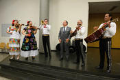Mitreißende Mariachi-Klänge zur Feier des 50. Jubiläums des Lateinamerika-Instituts im Henry-Ford-Bau - sängerisch verstärkt durch den Peruanischen Botschafter Elmer Schialer.