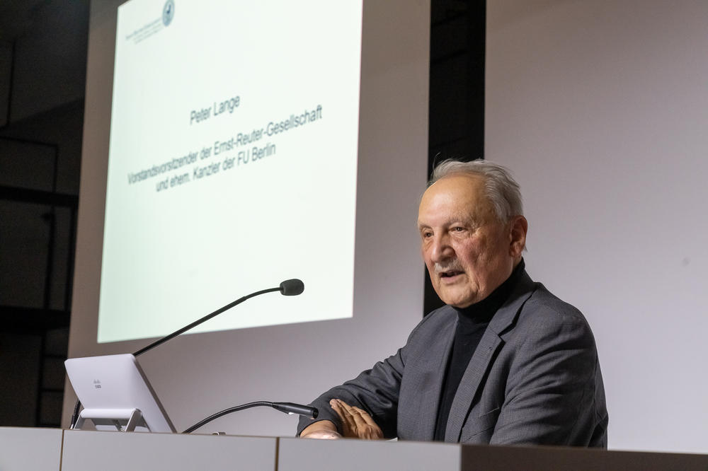 Peter Lange, Vorstandsvorsitzender der Ernst-Reuter-Gesellschaft und ehemaliger Kanzler der Freien Universität, begrüßte den Gast.