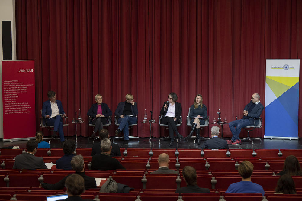 Das Podium von links nach rechts: Moderator Jan Wöpking (German U15), Prof. Sabine Kropp (FU), Nina Stahr MdB (Grüne), Prof. Julia von Blumenthal (HU), Ottilie Klein MdB (CDU) und Ruppert Stüwe MdB (SPD)