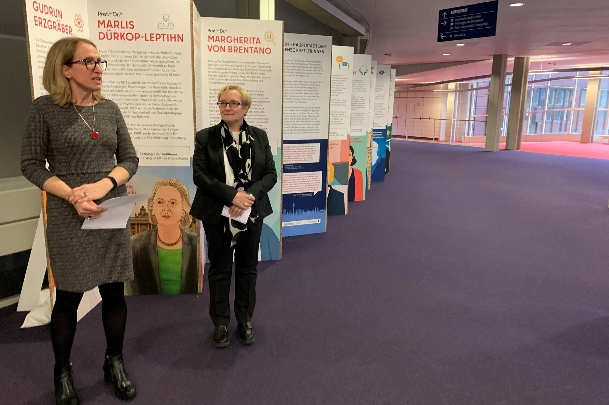 Heike Pantelmann (l.) und Verena Blechinger-Talcott (r.) eröffneten die Ausstellung „Hauptstadt der Wissenschaftlerinnen“ im Garderobenfoyer der Rostlaube.