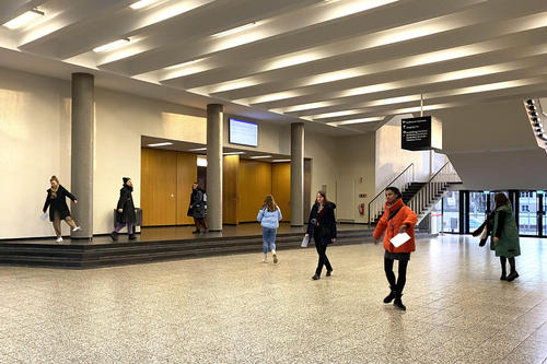 Kollektives Gehen im Henry-Ford-Bau: performative Impulse regten zum Nachdenken über den eigenen Körper im öffentlichen Stadtraum und das Zusammenwirken von vielen Körpern an.
