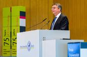 Michael Schaepman, Rektor der Universität Zürich, überreichte am Ende seiner humorvollen Rede „Geschenkli“.