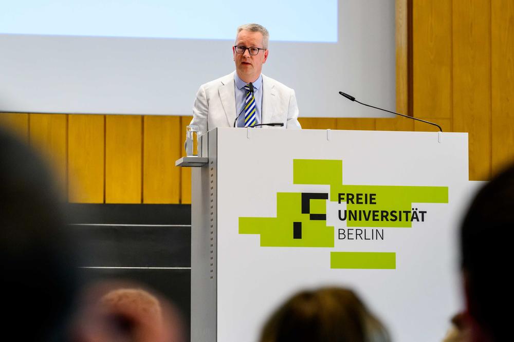 Alles frisch im Jubiläumsjahr: Universitätspräsident Günter M. Ziegler präsentierte das neue Logo.