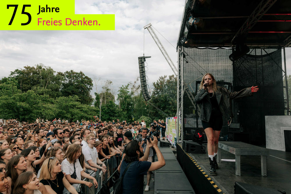 Konzert auf dem Campus: Die Sängerin Paula Hartmann hat unter den Studierenden der Freien Universität viele Fans