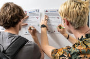 Im Biochemie-Quiz konnten Besucher*innen testen, was sie im Hahn-Meitner-Bau beobachtet und gelernt hatten.