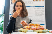 Gesund und lecker: Heuschrecken-Käse-Muffins am Insektenbuffet in der Biologie.
