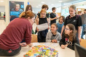 Das Lernspiel zum Thema Artenvielfalt war eine der 20 Rallye-Stationen im Gebäude der Pflanzenphysiologie. Wer zehn Stationen absolviert hatte, konnte sich zur Belohnung einen kleinen Preis aussuchen.