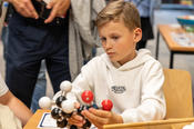 Wie sieht Rosenduft aus? Im Gebäude der Anorganischen Chemie in der Fabeckstraße 34/36 konnten Besucher*innen sich auf einem Parcours mit Duftmolekülen beschäftigen.