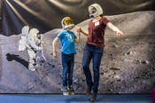 Bis zum Mond und wieder zurück: Hanno und Stefanie Pott heben Hand in Hand ab.