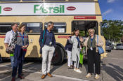 Im historischen BVG-Bus durch den Berliner Südwesten: Die Erste Vizepräsidentin der Freien Universität, Verena Blechinger-Talcott (ganz rechts), begleitet die Gruppe.