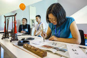 Der eigene Name in chinesischen Schriftzeichen: Die Station des Konfuzius-Instituts interessierte viele, die Schlange ...