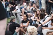 Plauderei bei kühlen Getränken auf dem Sommerfest