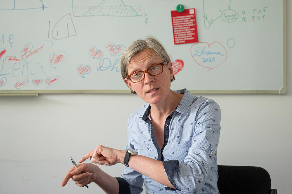 Karoline von Köckritz füllt seit 2022 die „Stabsstelle IT Service Management“ an der zentralen IT der Freien Universität Berlin aus und hat vorher bei der CeDiS an Konzepten für die digitale Lehre gearbeitet.