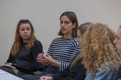 Im Gespräch mit den Studierenden beantwortete Ferda Ataman Fragen und gab Tipps für Studium und Berufsweg.