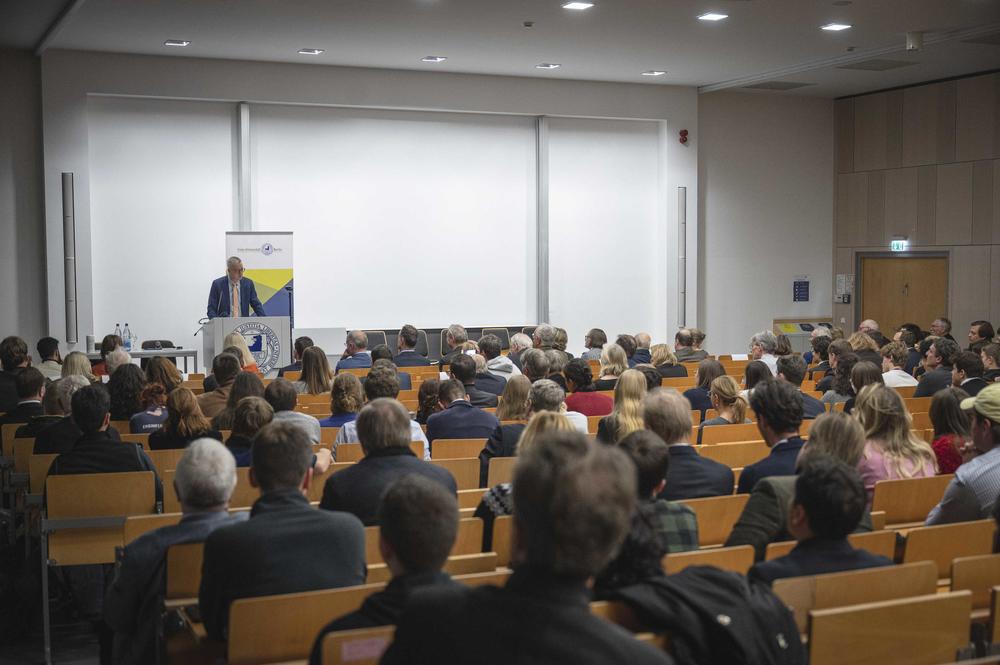 Universitätspräsident Prof. Günter M. Ziegler begrüßte die zahlreichen Gäste, die zum 75. Geburtstag der Rechtswissenschaft nach Dahlem gekommen waren.