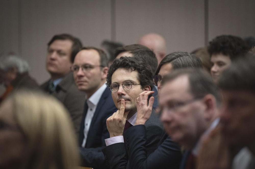 Unter den zahlreichen Gästen waren auch mehrere Professorinnen und Professoren des Fachbereichs. Im Bild: Felix Hartmann (Mitte), Torben Ellerbrok (2. v. l.), Katharina de la Durantaye (r., halb verdeckt) und Markus Heintzen (2. v. r.).