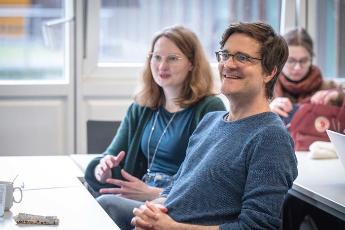 Bodo Wartke im Austausch mit Studierenden: „Es macht Spaß, mit Menschen zu fachsimpeln, die gut im Stoff stehen.“