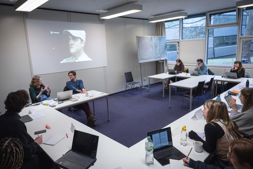 Im Rahmen des interdisziplinären Seminars „Der Ödipus-Stoff von der Antike bis in die Moderne“ behandelt Julia Jennifer Beine mit ihren Studierenden vielfältige Rezeptionen des griechischen Mythos.