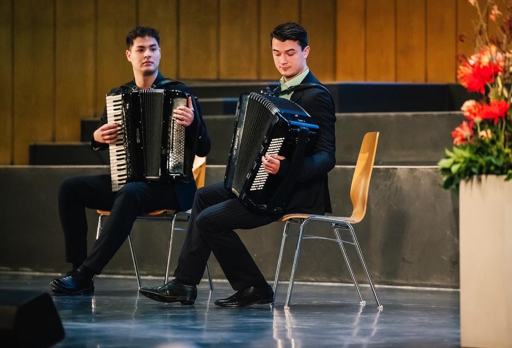 Virtuos begleitet wurde die Stipendienfeier von zwei mehrfach preisgekrönten Musikern  – "con-trust" heißt das Akkordeon-Duo.