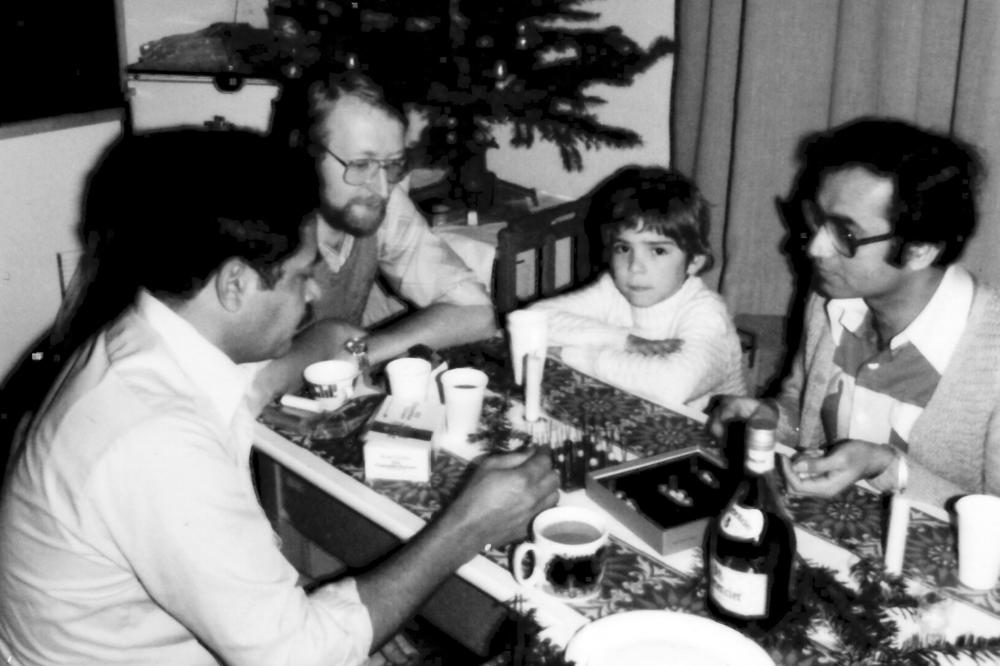 Weihnachtsfeier der Arbeitsgruppe Riemschneider im Institut am Ostpreußendamm 111, Mitte der 80er Jahre. Mahmud Azhar ist ganz rechts zu sehen. Außerdem im Bild sind „Musketier“ Gerhard Buchlow (Bildmitte), Professor Abdelwahab Kinawi und sein Sohn.