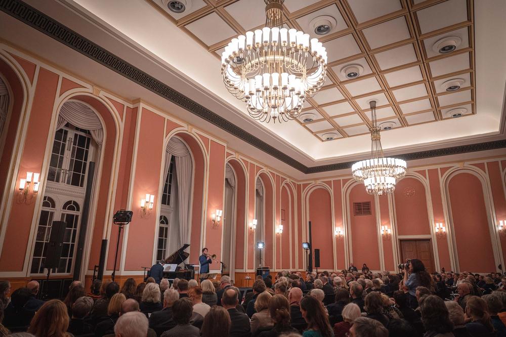 Unter mächtigen Kronleuchtern: Die Preisverleihung fand im Großen Saal im Roten Rathaus statt.