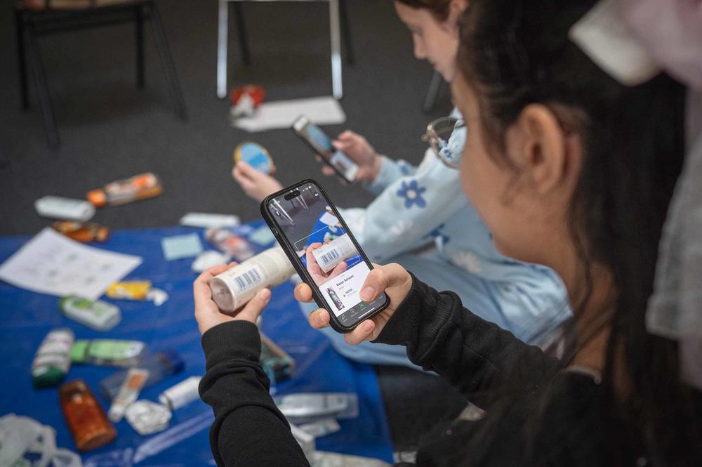 Mit einer App scannen die Kinder im Workshop „Skinfood – Kosmetik aus dem Küchenschrank“ Barcodes oder Texte auf Verpackungen.