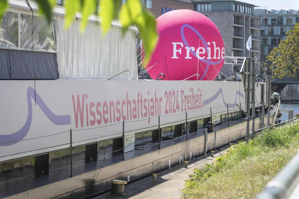 Lohnender Ausflugsziel bei schönem Wetter: Die MS Wissenschaft ankert bis zum 30. Mai an drei Stationen in Brandenburg.