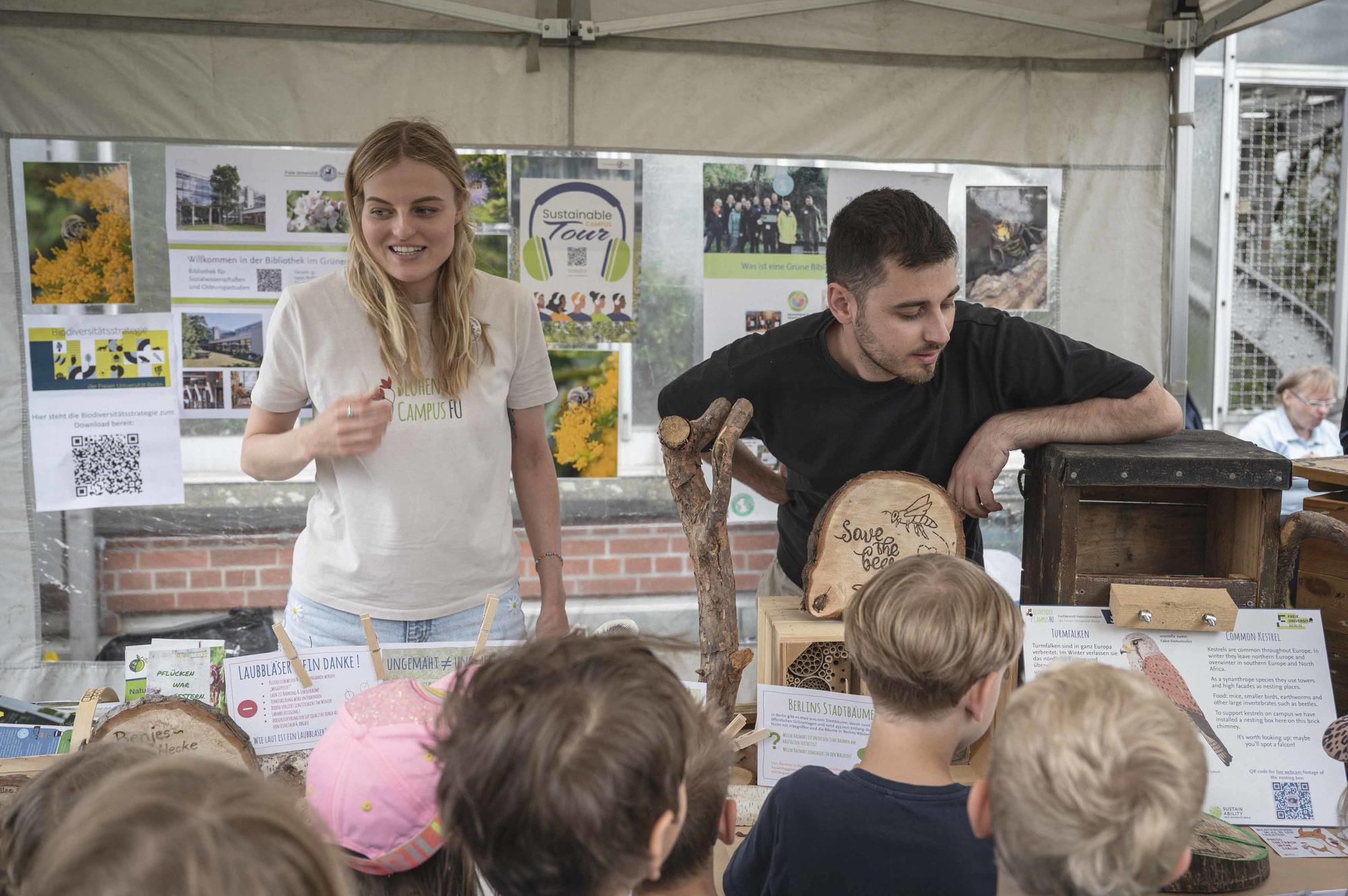 Das Team der Initiative Blühender Campus erklärte an einem Info-Stand, mit welchen Maßnahmen man Biodiversität im eigenen Garten fördern kann.
