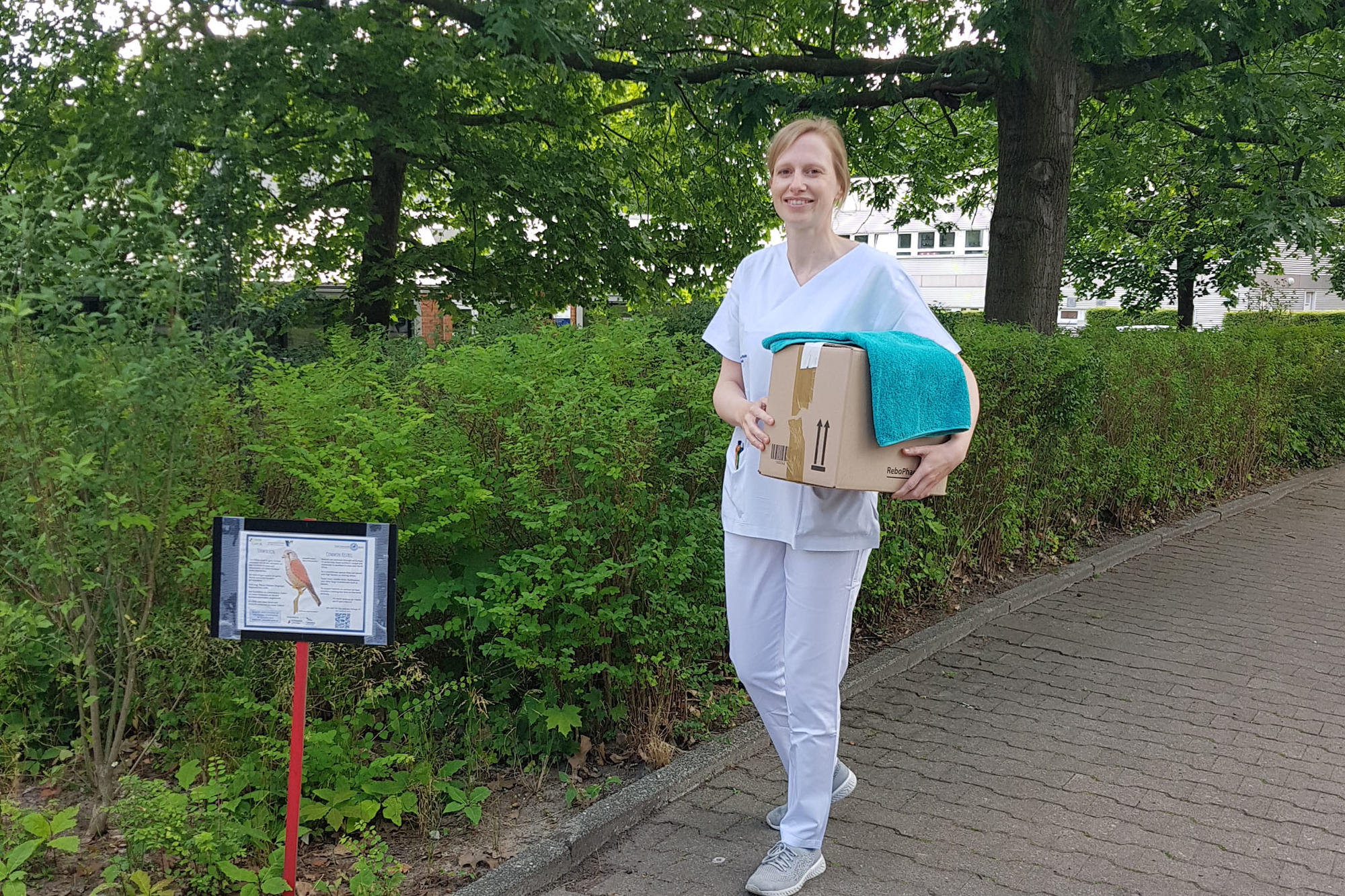 Sina Feyer, Wissenschaftliche Mitarbeiterin in der Abteilung Kleinsäuger, Vögel, Reptilien in der Klein- und Heimtierklinik, bringt den Vogel zum Röntgen.