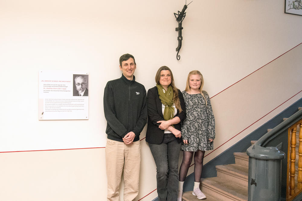 Drei Nachfahren Walther Horns (v. l.): Ururenkel Robert Kirberg aus München und Urenkelin Laura Horn von der Universität Roskilde mit Tochter Edda.