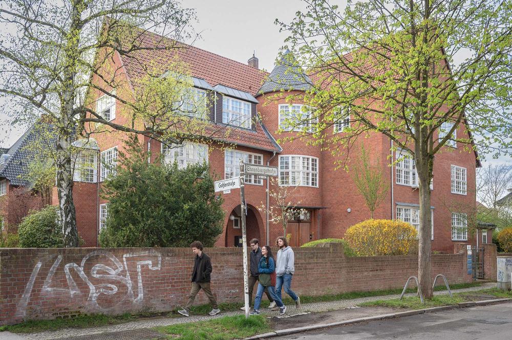 Steiles Giebeldach, Treppenturm, weiße Sprossenfenster: Der Bau in der Ehrenbergstraße 26\28 in Berlin-Dahlem beherbergt heute das International House der Freien Universität. Ursprünglich wurde er für das Deutsche Entomologische Museum errichtet.
