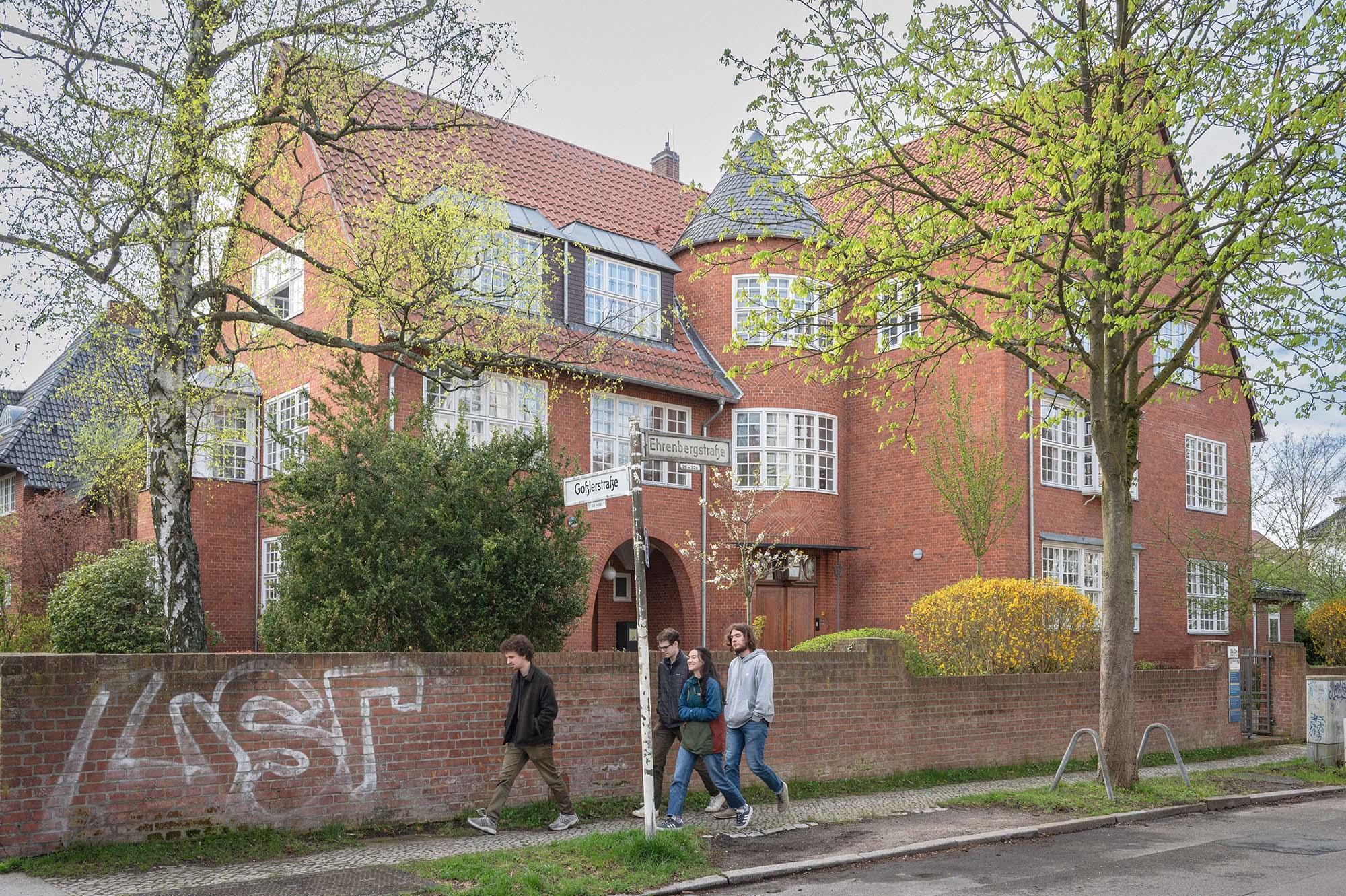 Steiles Giebeldach, Treppenturm, weiße Sprossenfenster: Der Bau in der Ehrenbergstraße 26\28 in Berlin-Dahlem beherbergt heute das International House der Freien Universität. Ursprünglich wurde er für das Deutsche Entomologische Museum errichtet.