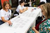 Literaturwissenschaftsprofessorin Anita Traninger (r.) im Einsatz: Mitmachaktion des Dahlem Center for Humanities im Theaterhof in der Rostlaube.