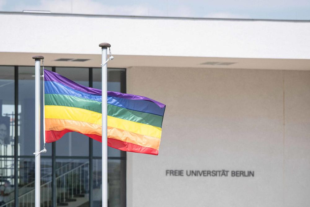 Zeichen für Diversität und die Akzeptanz von Personen der LGBTINQA++ Community. Die Fahne wird während des Pride Month wieder auf dem Campus der Freien Universität wehen. Das Bild zeigt sie im vergangenen Jahr.