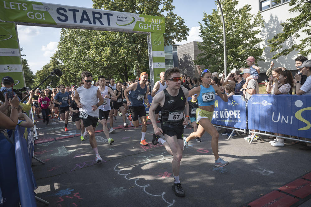 Auf die Plätze, fertig, Campus Run: Pünktlich um 17: 15 ging es für die Läuferinnen und Läufer auf die Strecke.