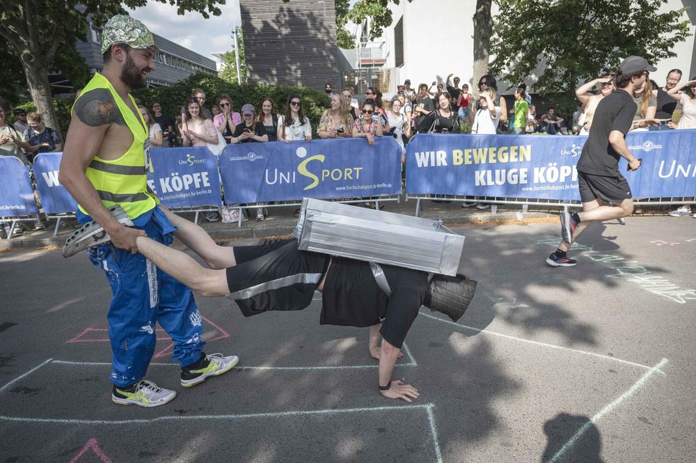 Hinten Schub, vorne Karre: Manche mühten sich sehr ins Ziel.