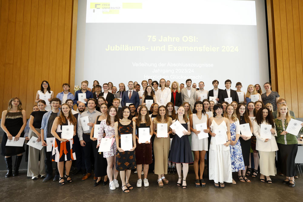 Bei der Jubiläumsfeier wurden auch die aktuellen OSI-Absolventinnen und -Absolventen des Jahrgangs verabschiedet.