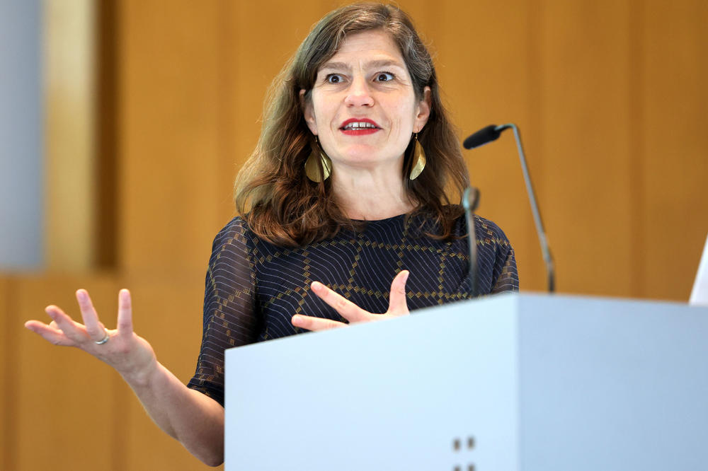 Von der bewegten Geschichte des Hauses zu seiner heutigen Bedeutung: Dr. Miriam Hartlapp, Professorin für Vergleichende Politikwissenschaft und Geschäftsführende Direktorin des OSI, hält die Jubiläumsrede.