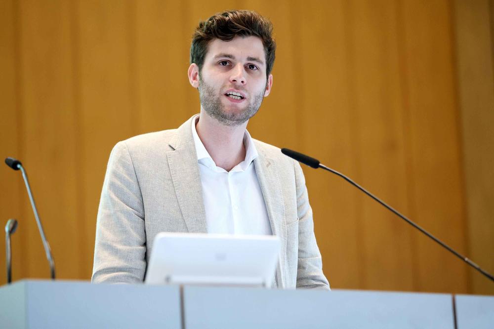 Auch Nemo Buschmann war einer der Absolventinnen und Absolventen im Jubiläumsjahr des Otto-Suhr-Instituts.