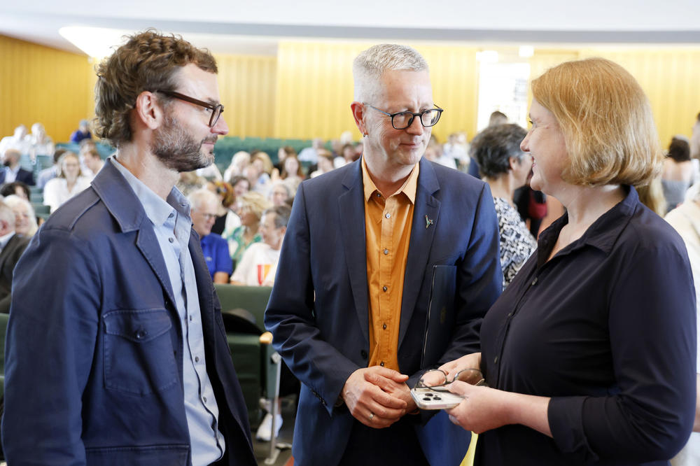 Bundesfamilienministerin Lisa Paus im Gespräch mit Universitätspräsident Prof. Dr. Günter M. Ziegler (M.) und Prof. Dr. Thomas Rixen, Stellvertretender Geschäftsführender Direktor des OSI.