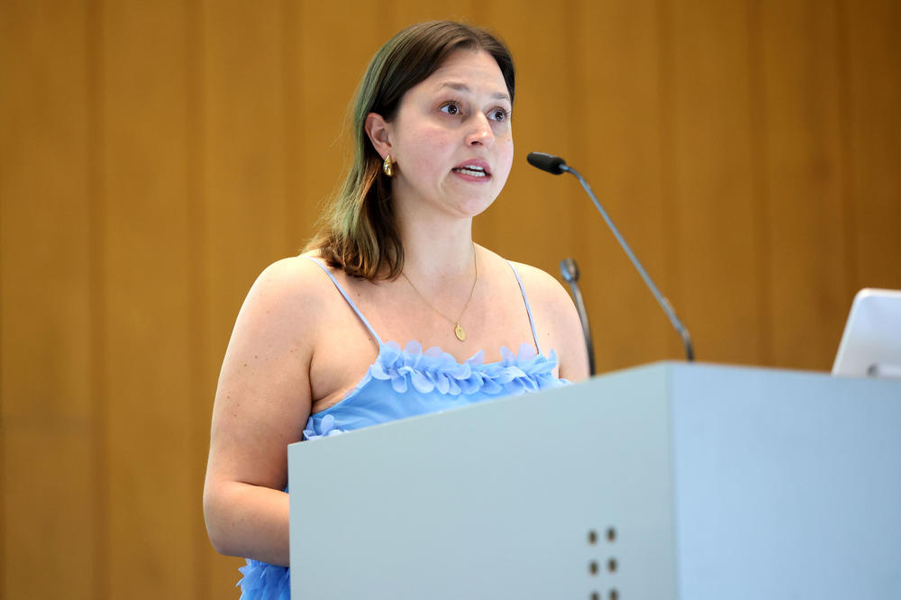 Bachelorabsolventin Marie-Luise Schaller plädierte in ihrer Abschlussrede für Bildungsgerechtigkeit: „Statistisch gesehen liegt die Chance, dass jemand mit meinem Hintergrund einen Bachelorabschluss erwirbt, bei nur 15 Prozent.“