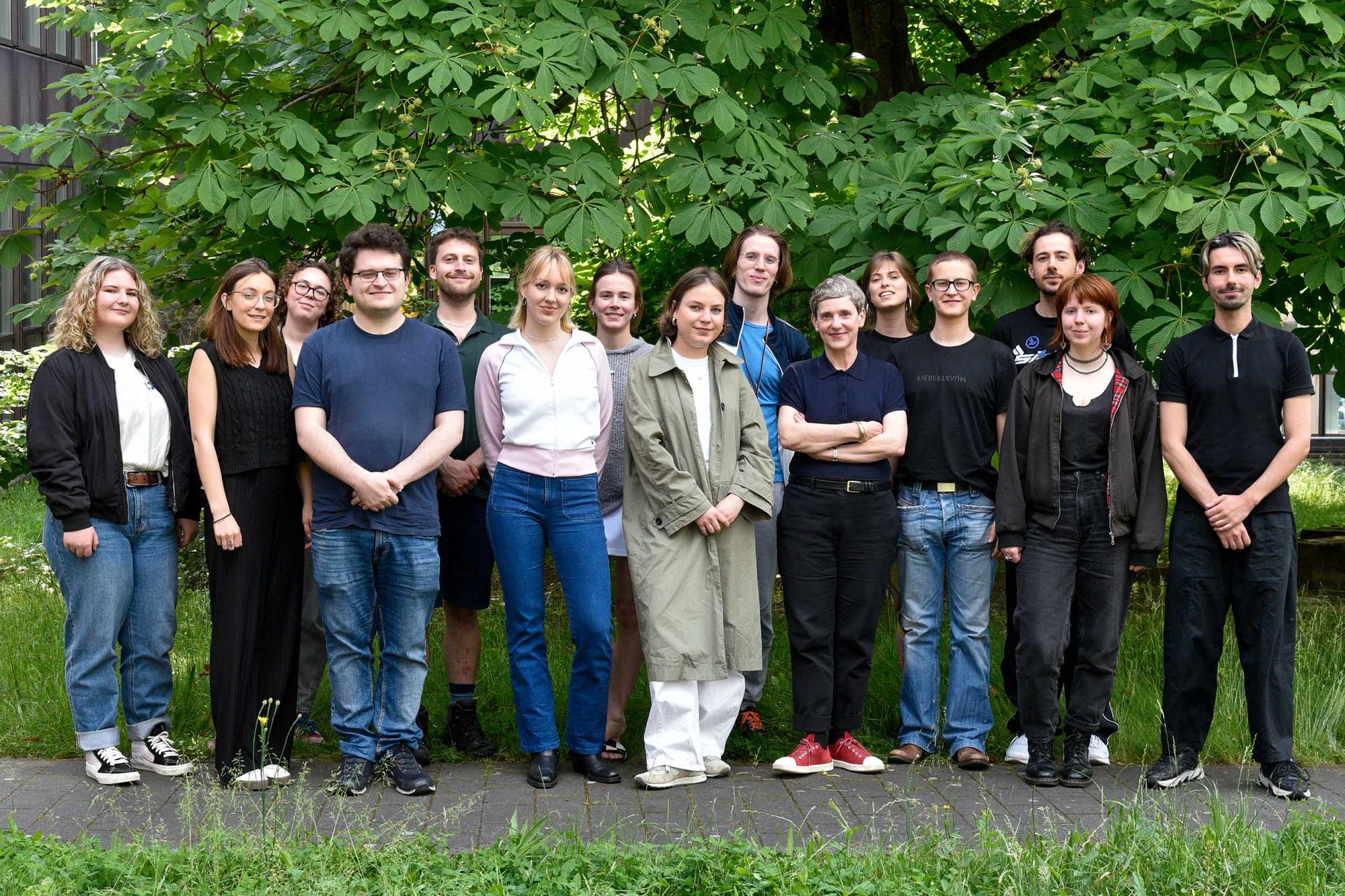 Gastprofessorin Felicitas Hoppe (zehnte von links) und ihre Studierenden