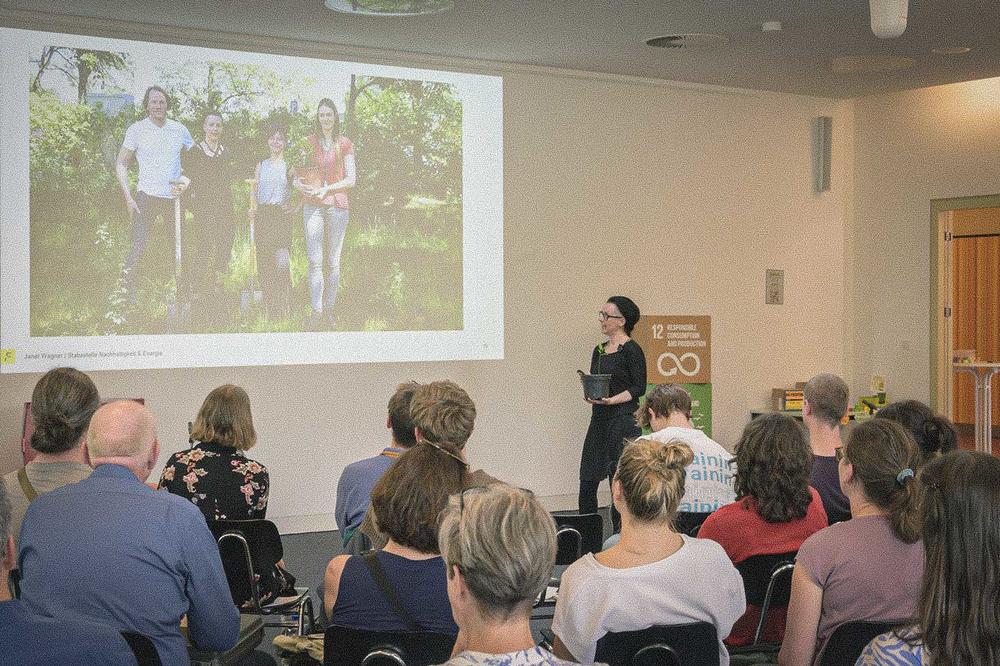 Janet Wagner stellte das Konzept des „Mini-Walds“ vor: Heimische Bäume sollen die Luft verbessern und als Lärmfilter funktionieren.