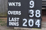 Im Cricket werden Runs entweder durch das Laufen zwischen den Wickets oder durch das Schlagen von Boundaries, die 4 oder 6 Runs wert sind, erzielt.