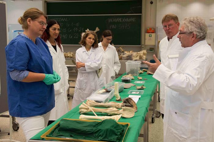 Präparatorin Janet Weigner (vorne links) zeigt Gutachter Georg Sulzer die Fortschritte auf dem Gebiet der Tierpräparation.
